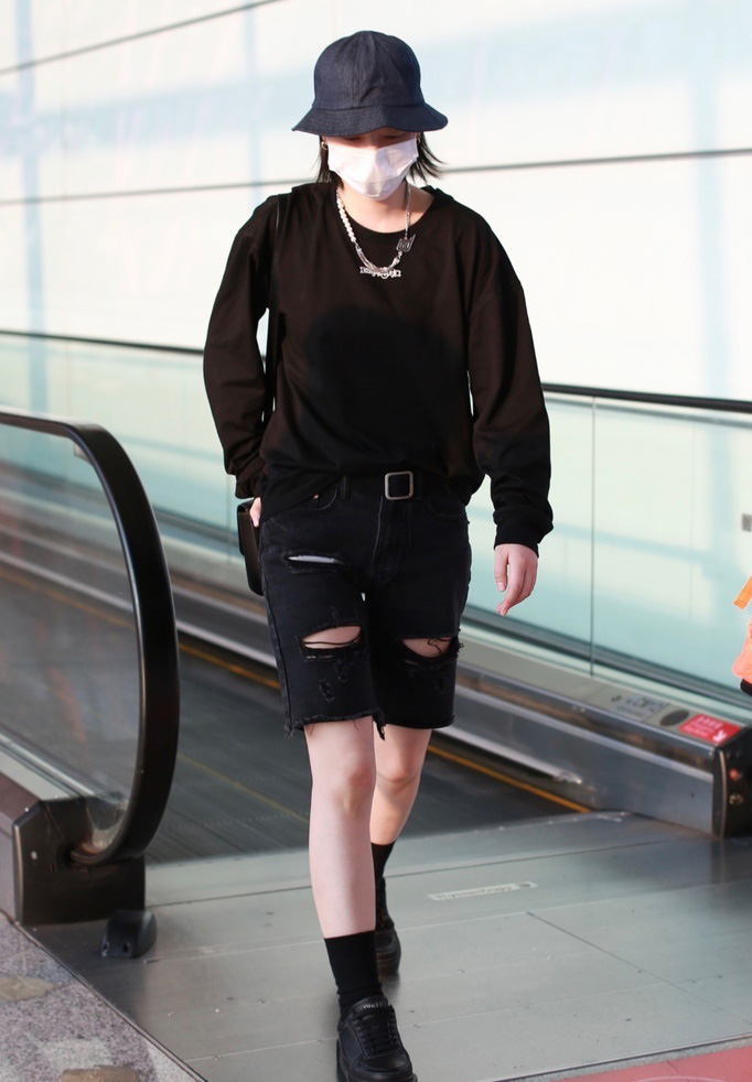 点击大图看下一张：李斯丹妮黑色套装嘻哈酷劲十足机场照图片