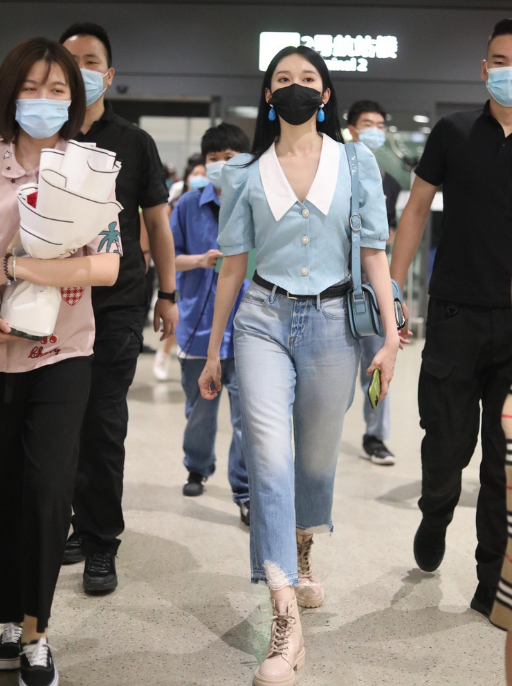 点击大图看下一张：刘令姿蓝短袖衬衫牛仔裤精致时髦机场照图片