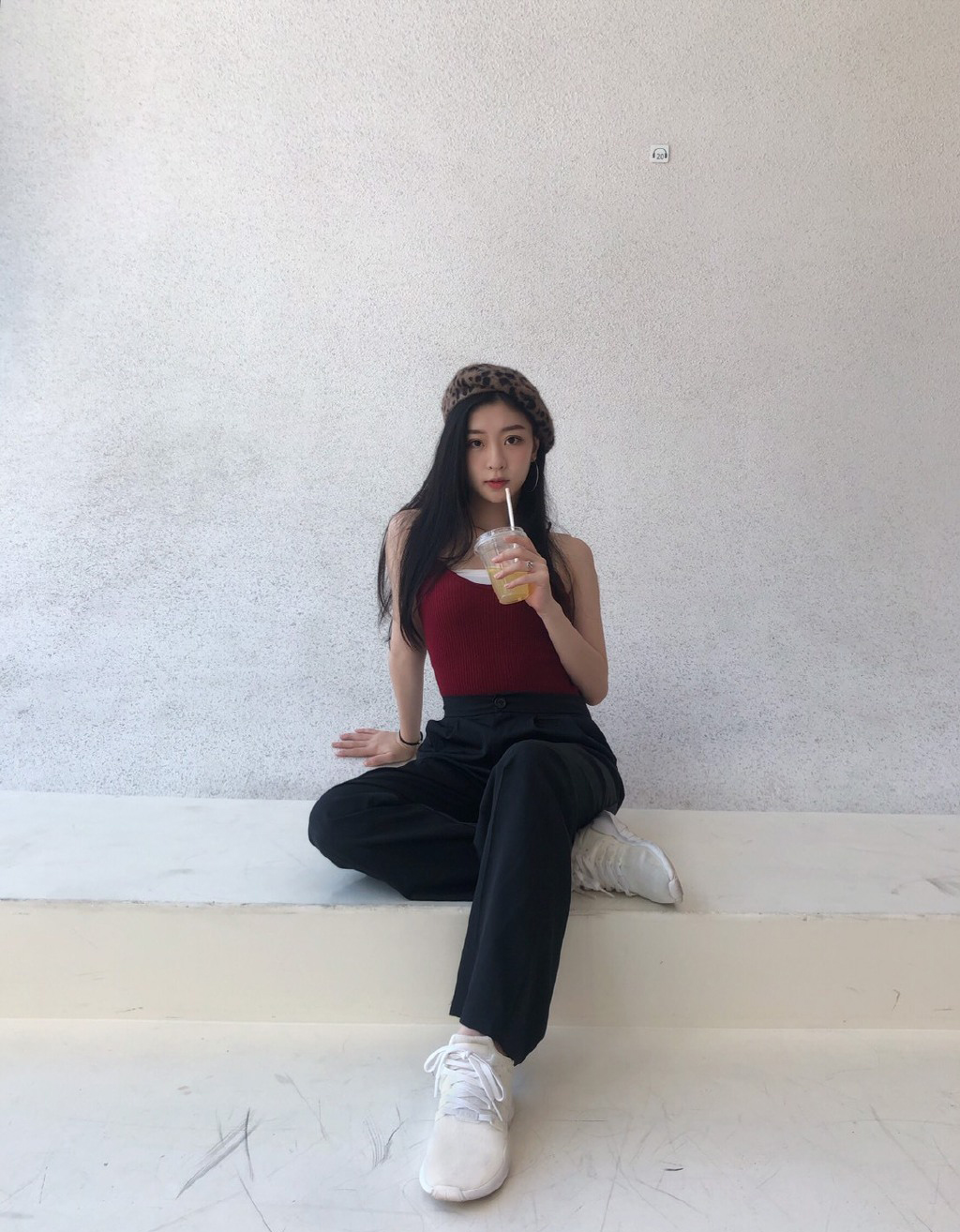 点击大图看下一张:王承渲红色吊带元气日常照片