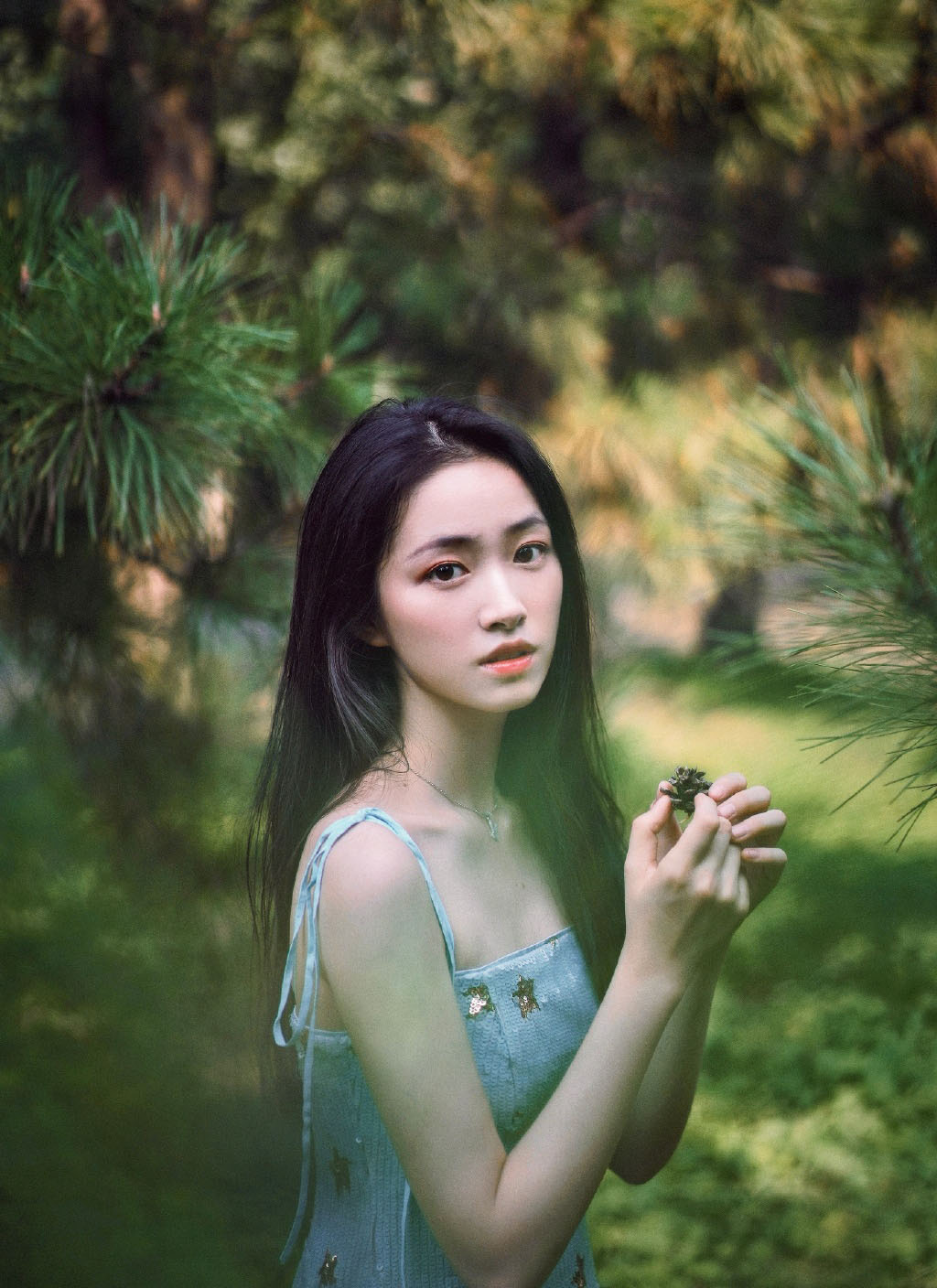 点击大图看下一张：杨肸子吊带蓝裙性感写真图片