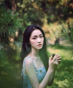 杨肸子吊带蓝裙性感写真图片