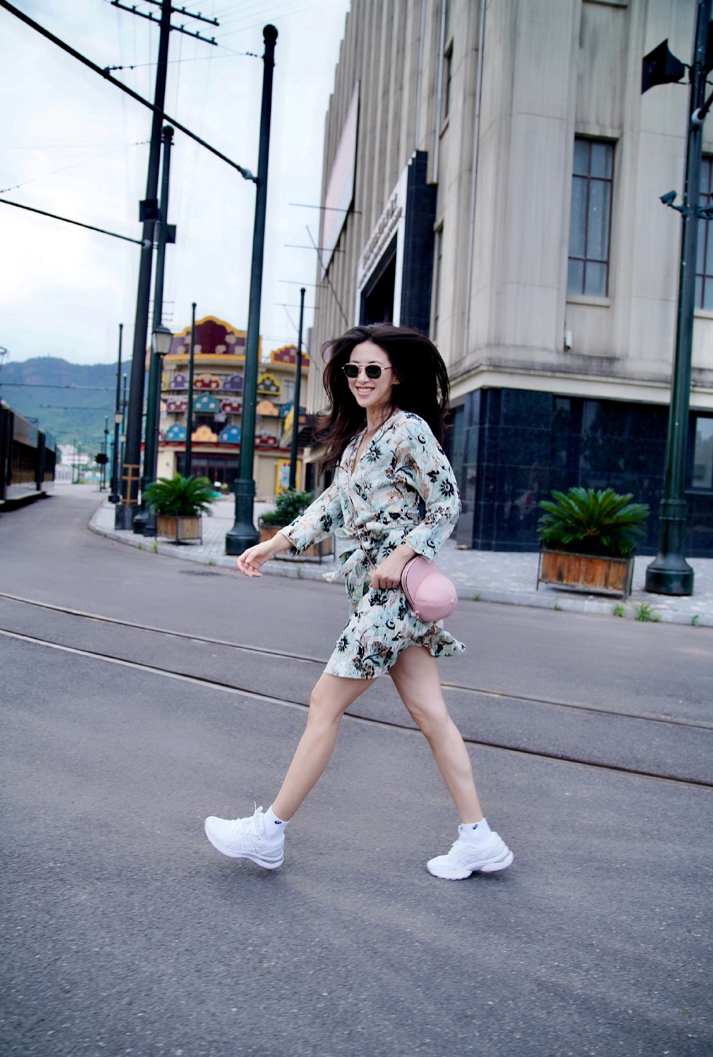 点击大图看下一张：朱珠碎花裙甜酷街拍图片