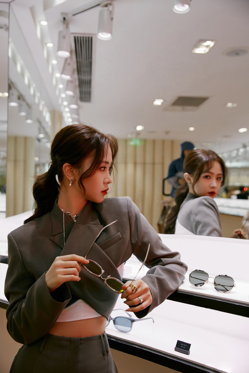 点击大图看下一张:徐紫茵墨镜灰西装秋日时尚写真图片