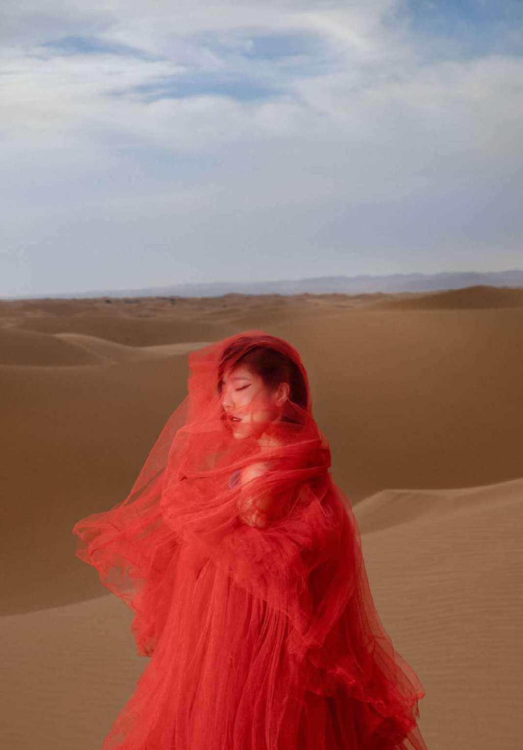 点击大图看下一张：赵奕欢红纱裙性感沙漠写真图片