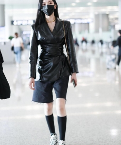 刘令姿长发披肩束腰皮衣性感撩人机场照图片