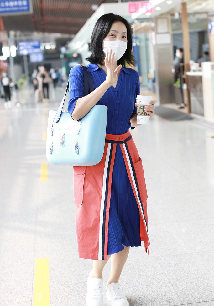 点击大图看下一张：陶虹蓝橘拼色裙造型时髦机场照图片