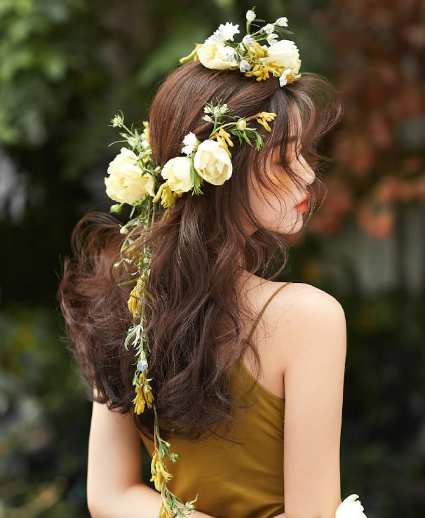 点击大图看下一张：一组黄色鲜花作装饰的女生发型图片