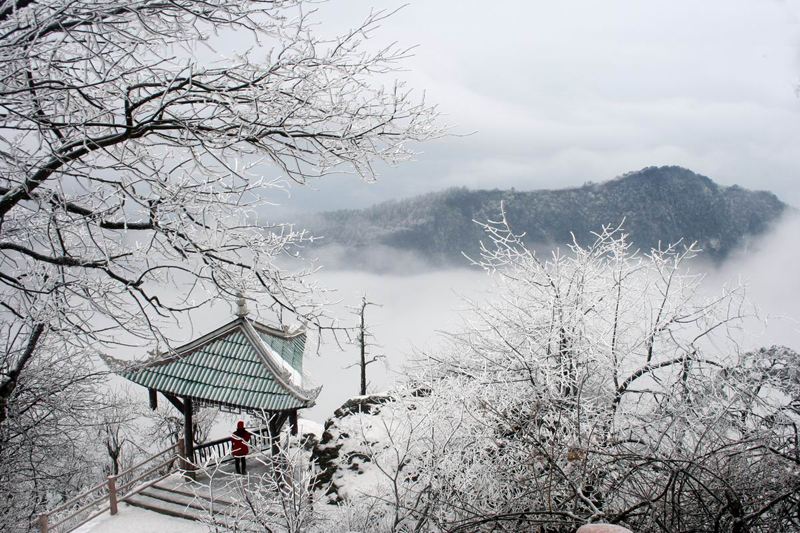 点击大图看下一张：白茫茫的峨眉山雪景图片