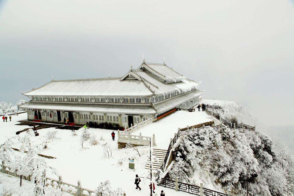 点击大图看下一张：白茫茫的峨眉山雪景图片