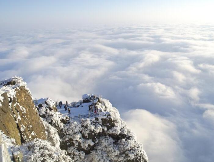点击大图看下一张：冬季峨眉山雪景图片