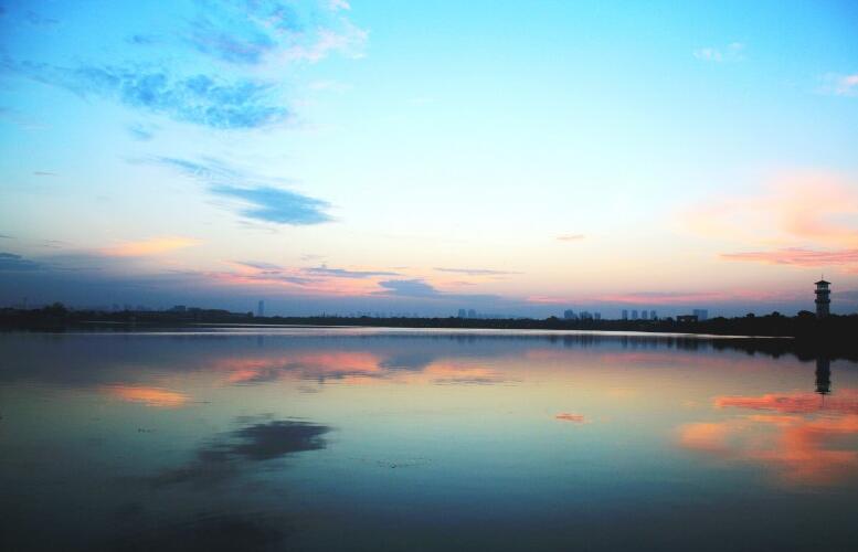 点击大图看下一张：湖北汤逊湖日出风景图片