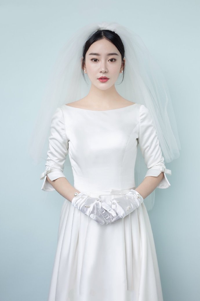 点击大图看下一张：简约又好看的新娘白纱造型图片