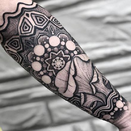 点击大图看下一张：一组超帅气的欧美黑灰手臂纹身