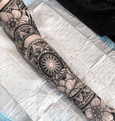 点击大图看下一张：一组超帅气的欧美黑灰手臂纹身