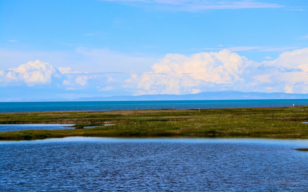 点击大图看下一张：美丽的青海湖风景电脑壁纸