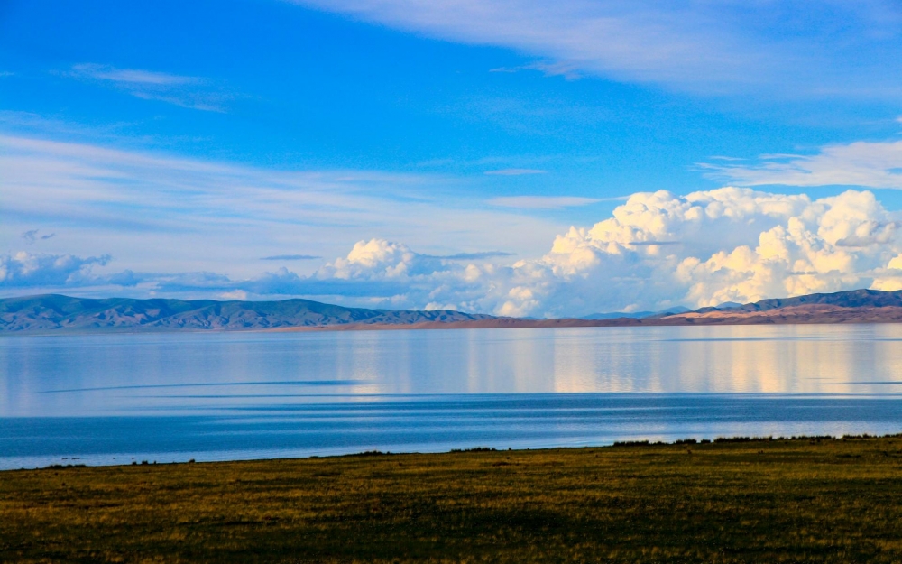 点击大图看下一张：美丽的青海湖风景电脑壁纸