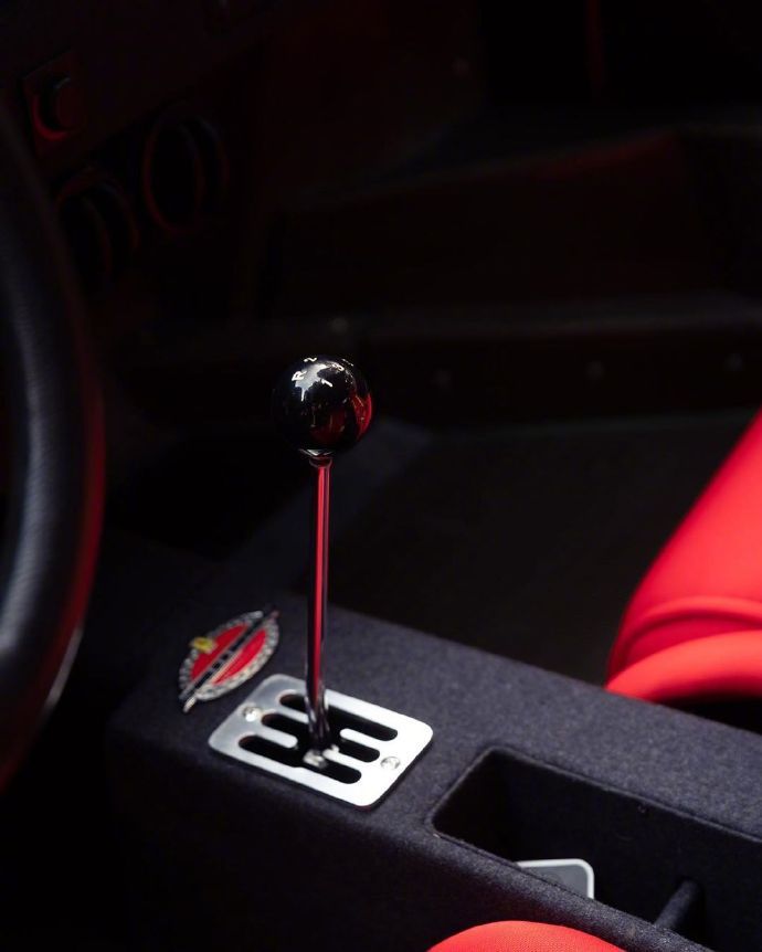 点击大图看下一张：红色的法拉利F40，经典车的诱惑