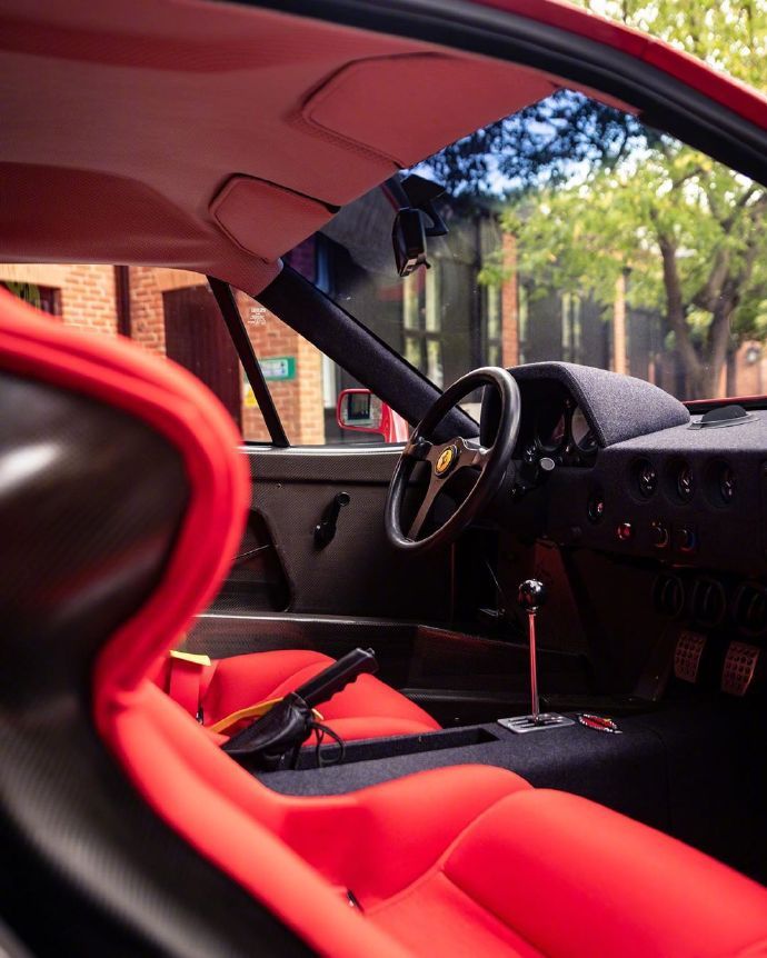 点击大图看下一张：红色的法拉利F40，经典车的诱惑