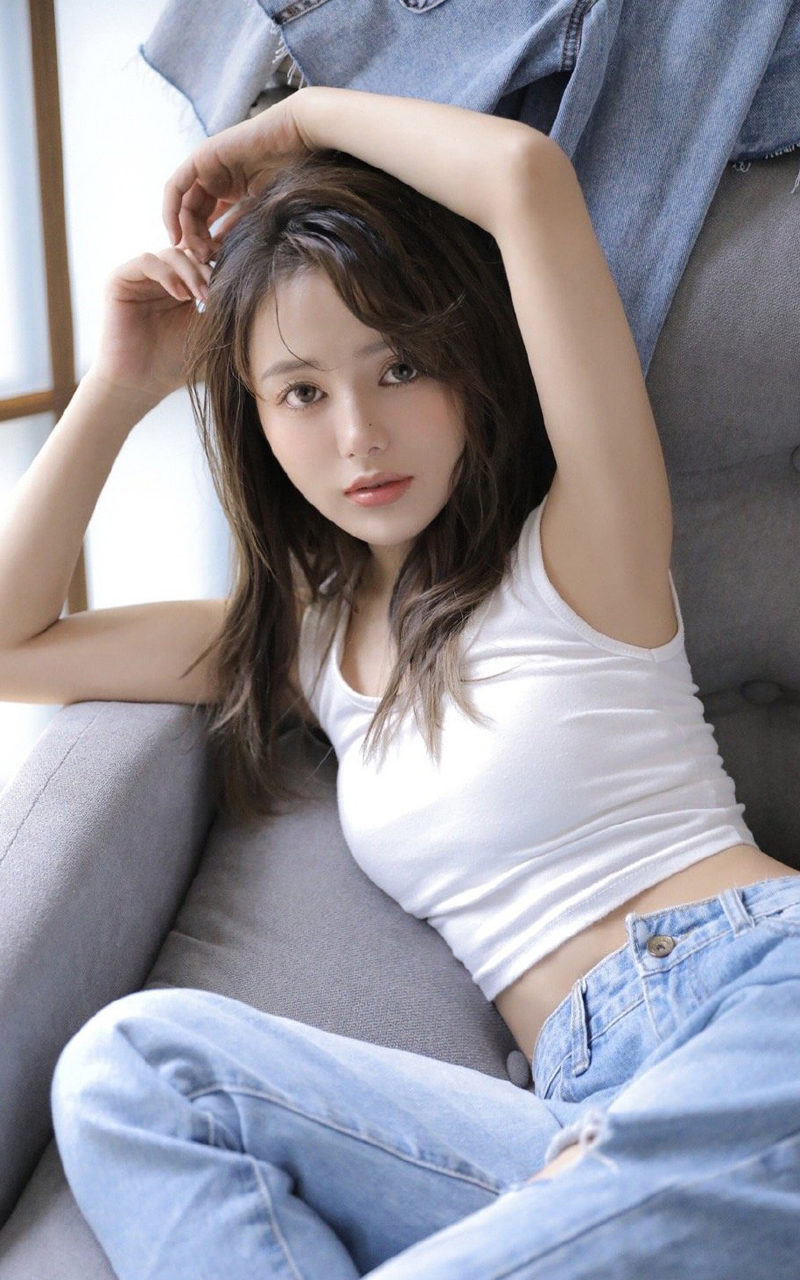 点击大图看下一张：高挑美女牛仔直筒裤性感韩系写真