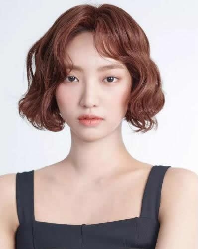 点击大图看下一张：韩国流行的女生短发染发发型图片