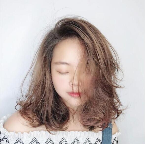 点击大图看下一张：好看的女生韩式流行染发发型图片