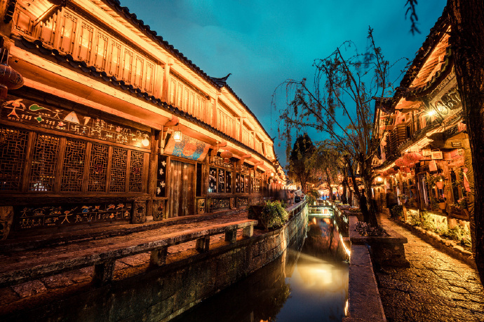 点击大图看下一张：楼台夜色，丽江古城，美景如画