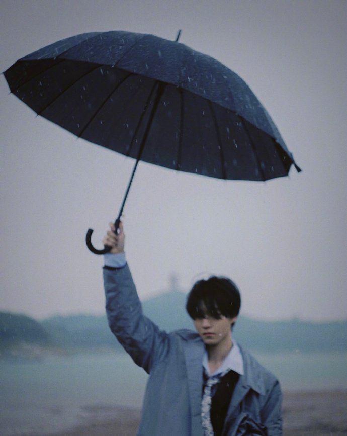 点击大图看下一张：王俊凯雨中大片写真，文艺感十足