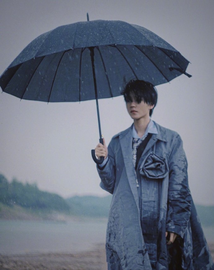 点击大图看下一张：王俊凯雨中大片写真，文艺感十足