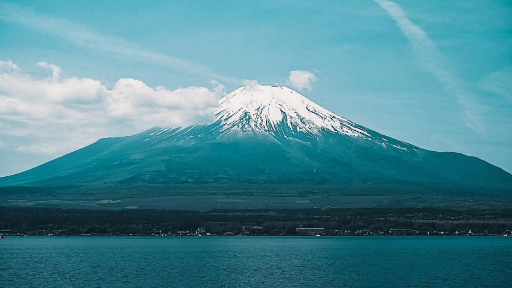 点击大图看下一张：日本富士山秀丽美景高清桌面壁纸