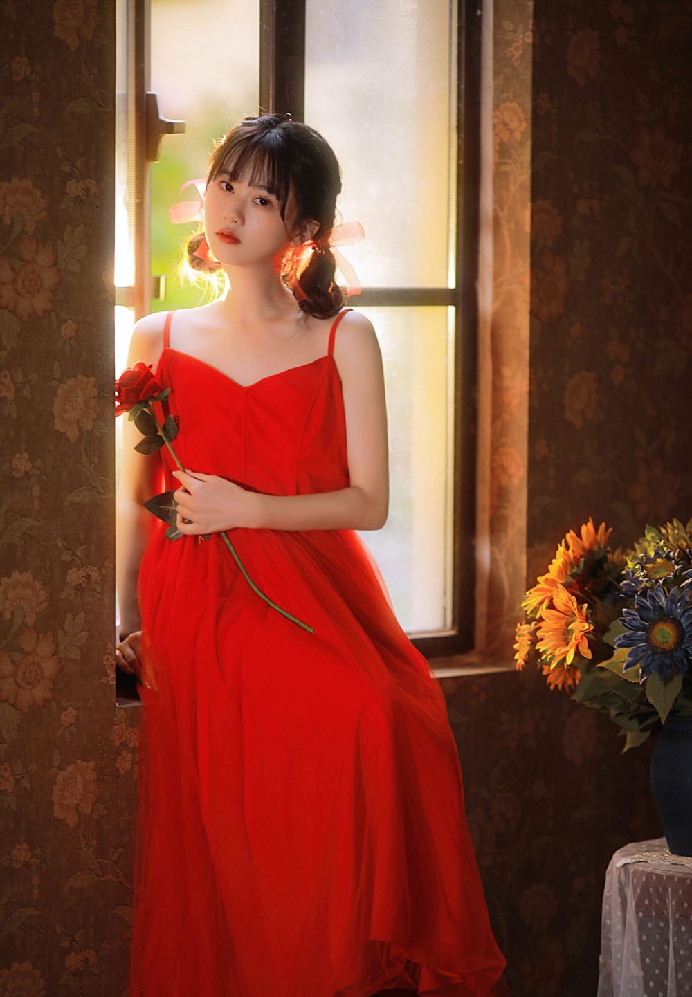 点击大图看下一张：吊带红裙美女娇艳妩媚性感写真图片