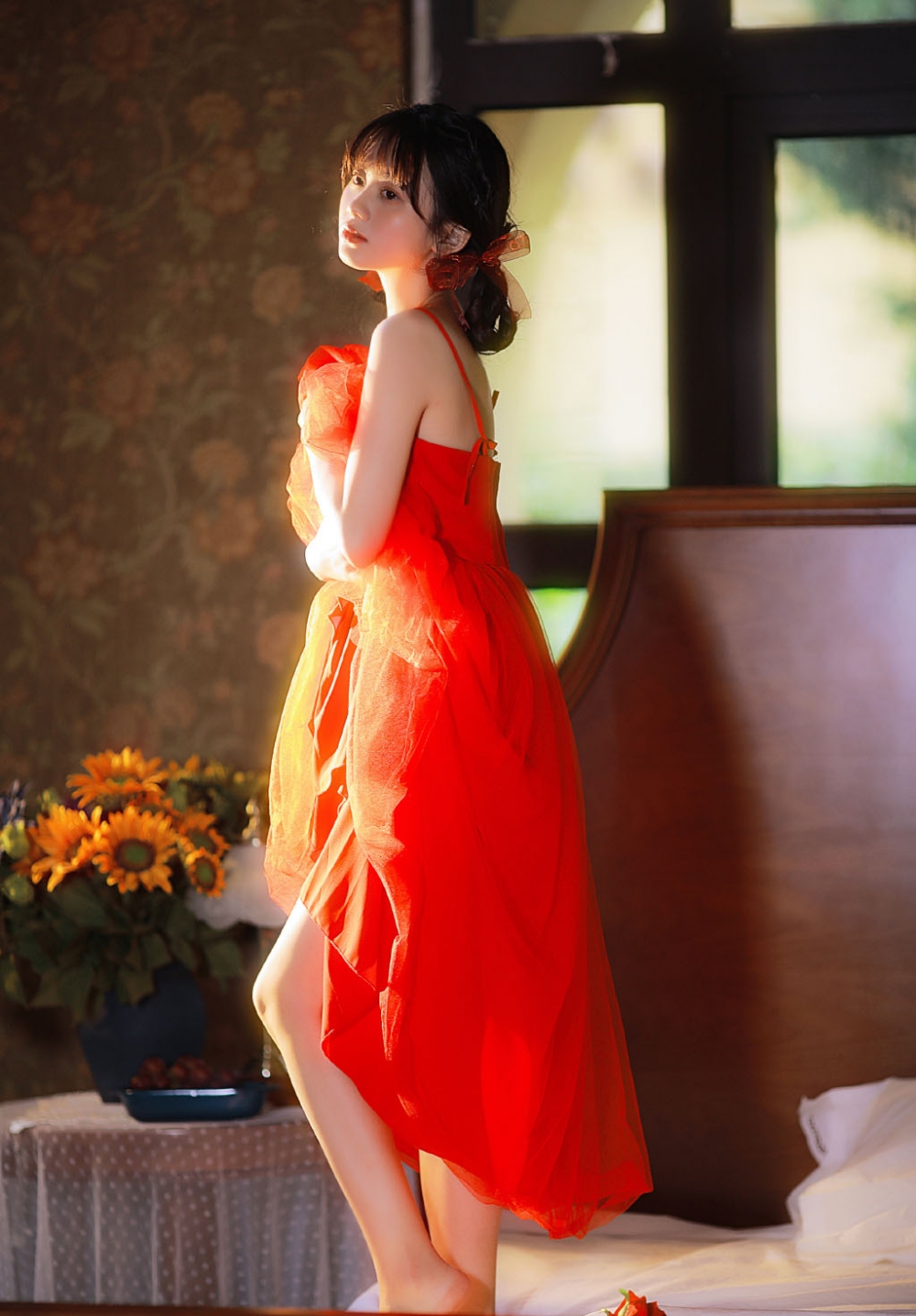点击大图看下一张：吊带红裙美女娇艳妩媚性感写真图片