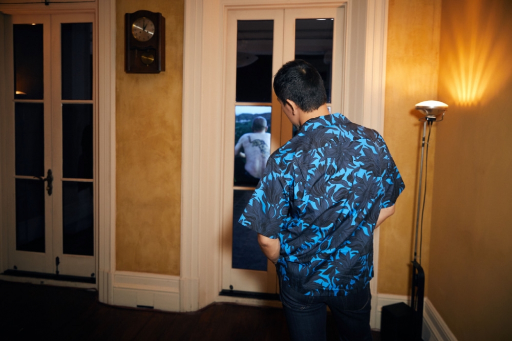 点击大图看下一张：演员廖凡蓝色印花衬衫帅气活动照图片