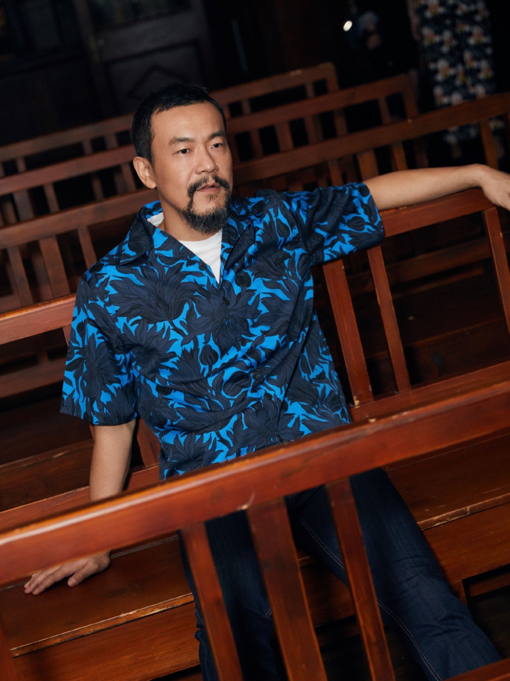 点击大图看下一张：演员廖凡蓝色印花衬衫帅气活动照图片