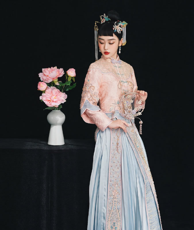 点击大图看下一张：复古又具时尚气息的新中式新娘造型图片