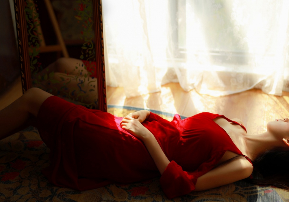 点击大图看下一张：吊带红裙美女性感妩媚写真图片