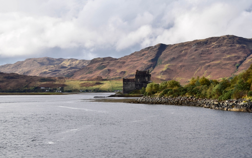 点击大图看下一张：苏格兰古堡建筑风光桌面壁纸