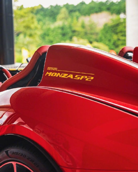 点击大图看下一张：法拉利Monza SP2，这配色简直绝了