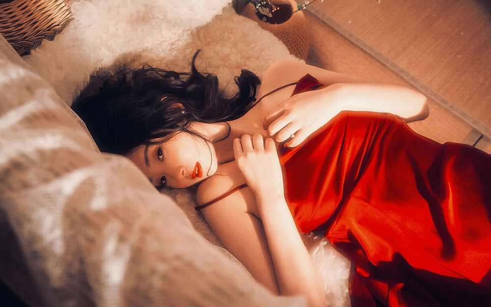 点击大图看下一张：红裙吊带美女妖娆睡衣美女图片
