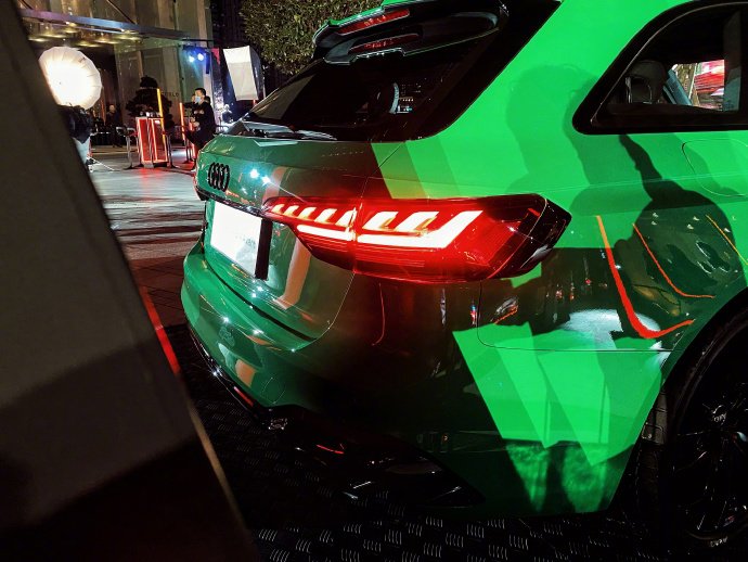 点击大图看下一张：一组亮眼的绿色新奥迪RS4图片