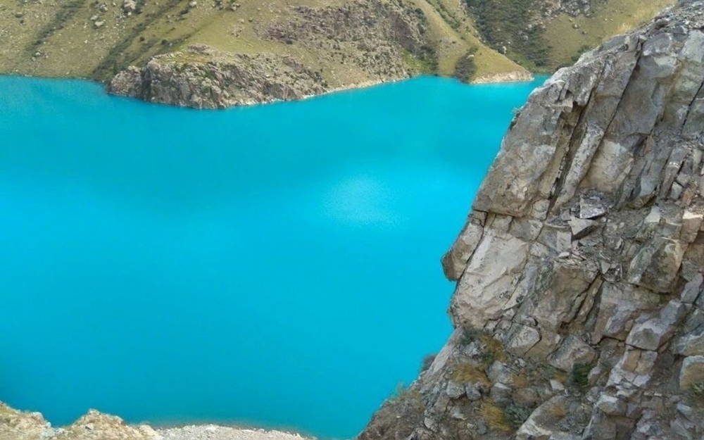 点击大图看下一张：新疆昭苏玉湖唯美风景桌面壁纸