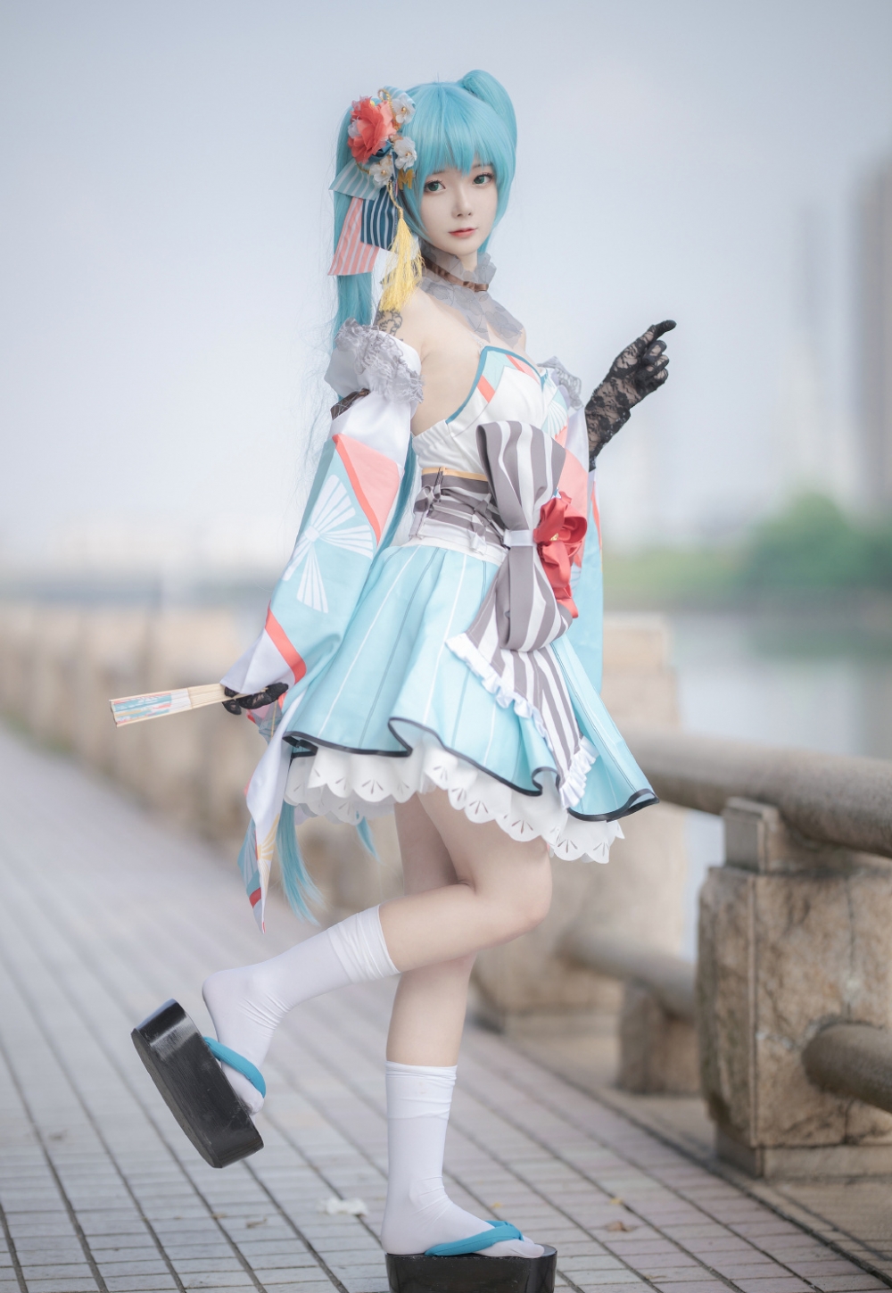 点击大图看下一张：初音未来Miku39洋装cosplay性感写真