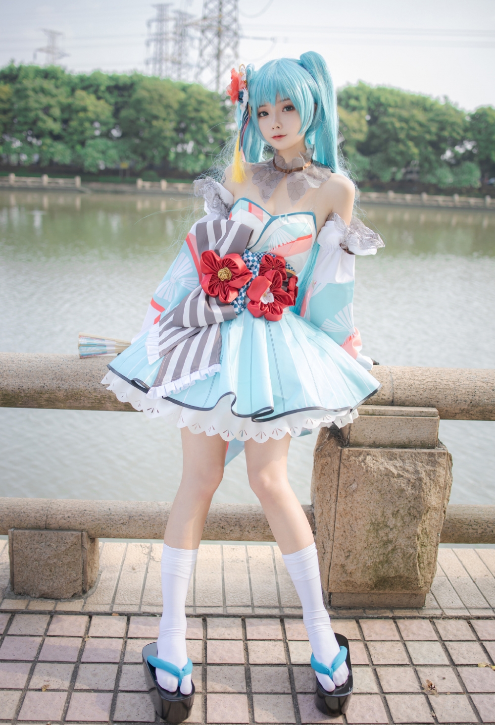 点击大图看下一张：初音未来Miku39洋装cosplay性感写真