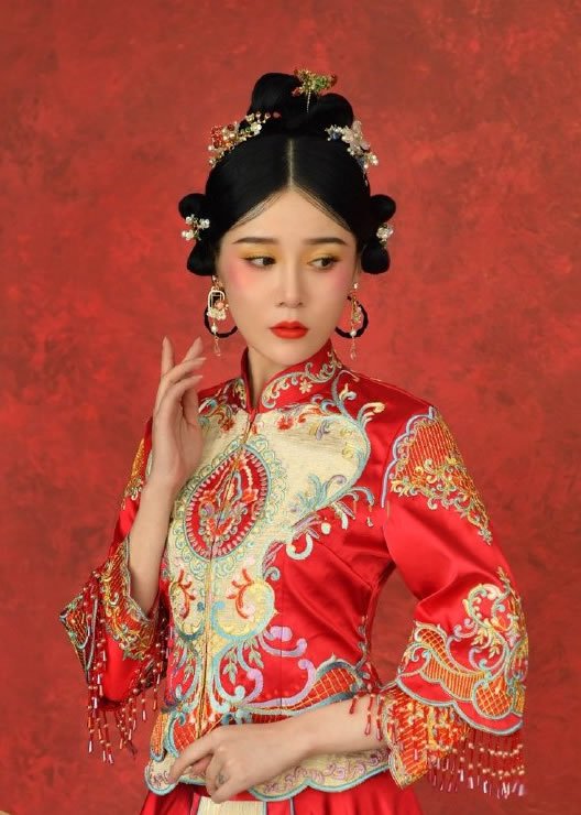 点击大图看下一张：一组传统中国风的新娘发型图片