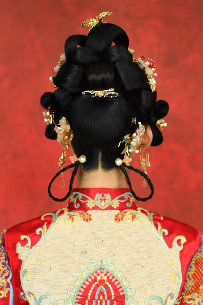 点击大图看下一张：一组传统中国风的新娘发型图片