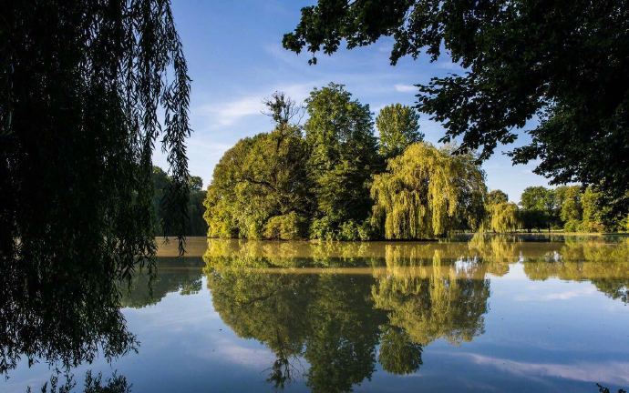 点击大图看下一张：位于伊萨尔河畔，慕尼黑英国花园 ​​​​