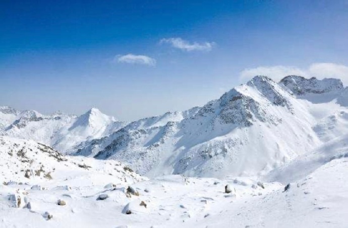 点击大图看下一张：四川达古冰川雪景，宛如仙境一般