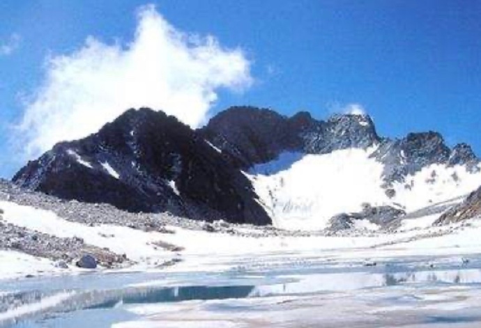 点击大图看下一张：四川达古冰川雪景，宛如仙境一般