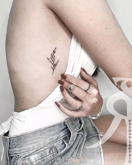 点击大图看下一张：一组简单小清新女生性感纹身