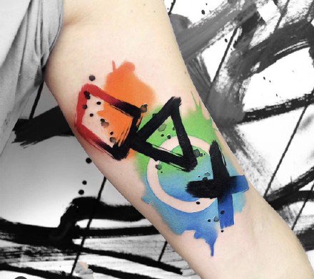点击大图看下一张：一组水彩泼墨的女生纹身图案