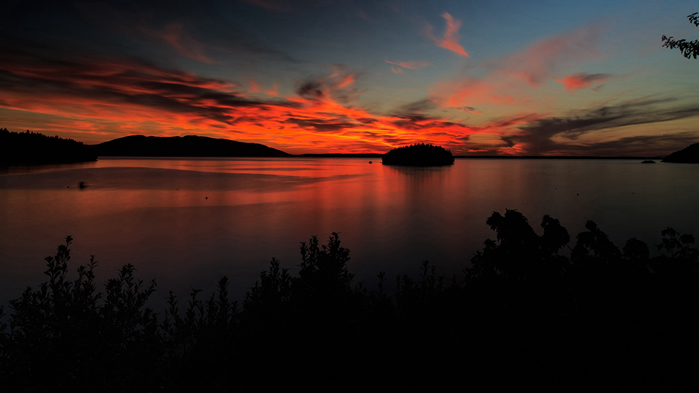 点击大图看下一张：秋日湖泊唯美风光美景桌面壁纸
